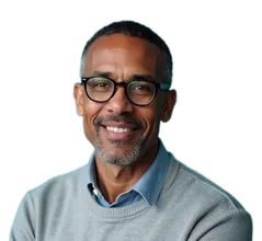 Mann mit Brille und grauem Pullover