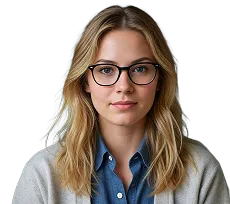 Junge Frau mit blonden Haaren, Brille und Jeanshemd, darüber ein beiges Jäckchen