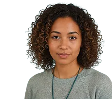 junge Frau im grauen Pulli und braunen gelockten Haaren